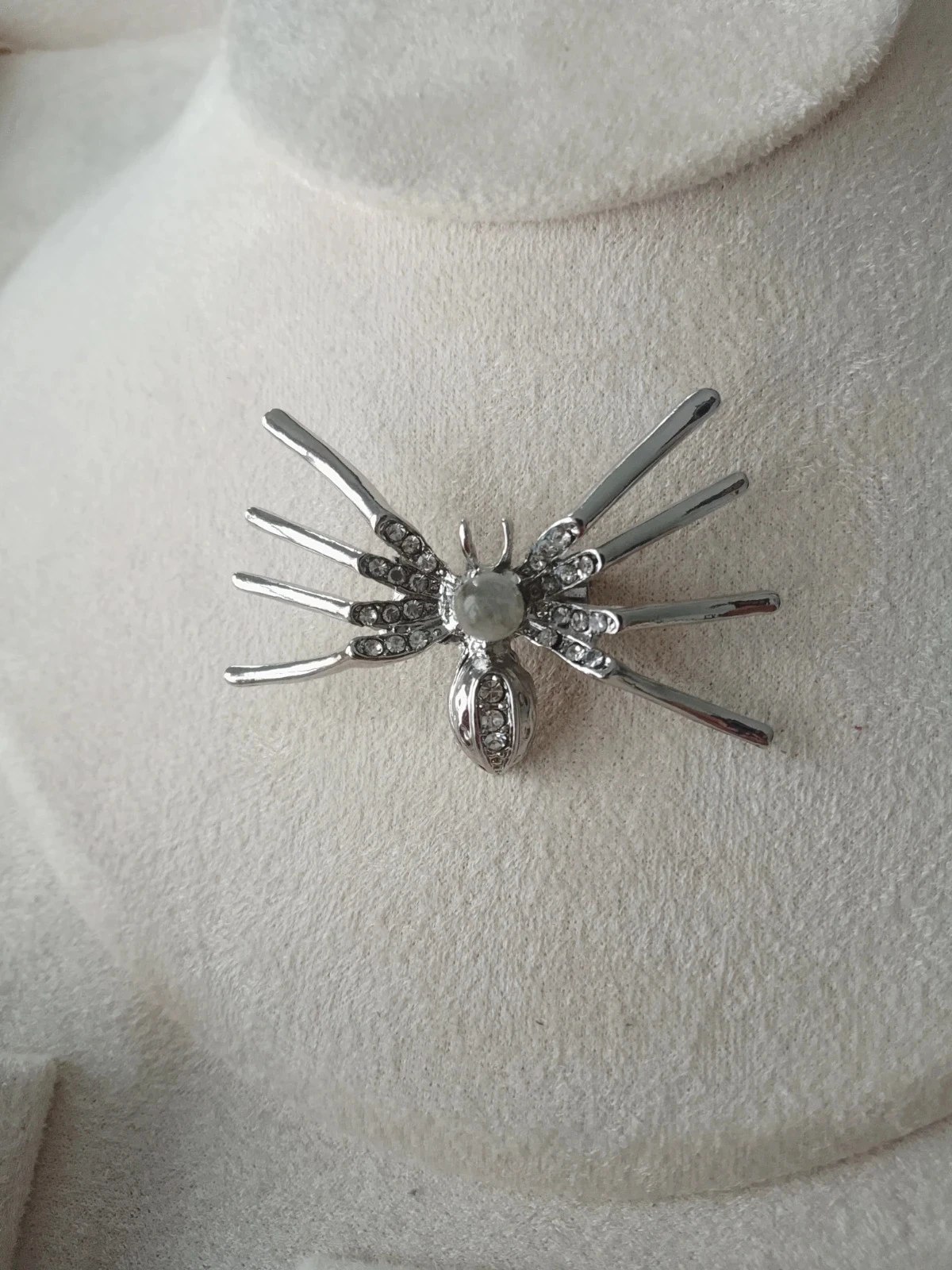 Broche araignée argentée avec pierre de labradorite